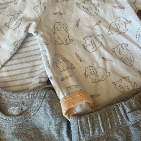 Lot of Gender Neutral Newborn Baby Clothes - Picture 2 of 6